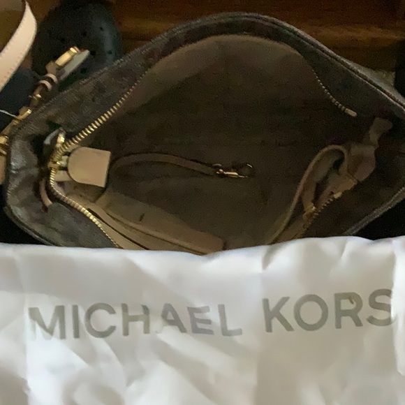 MK Messenger Bag - Picture 6 of 7